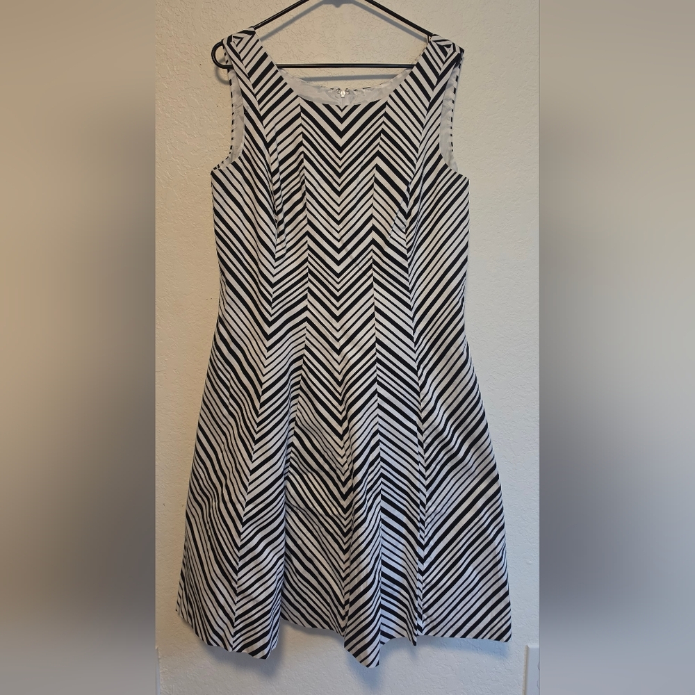 Robbie Bee Black & White Chevron Fit-and-Flare Tunic
